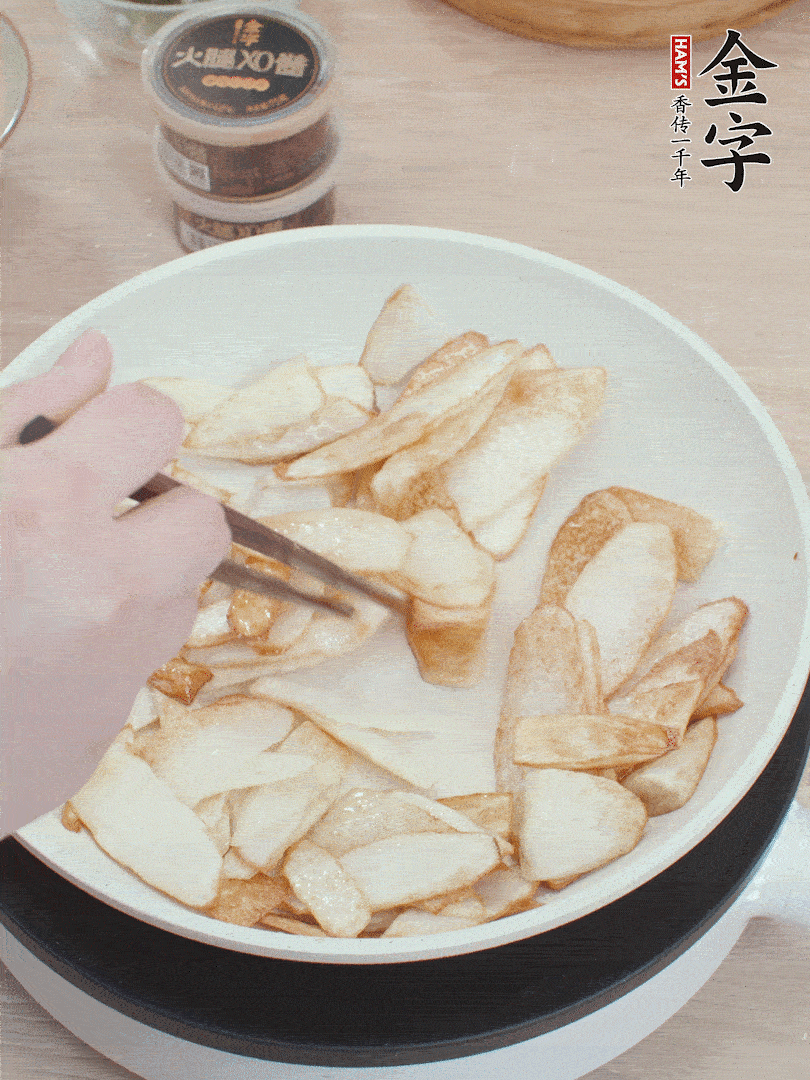 鍋中熱油，山藥煎至兩面金黃。