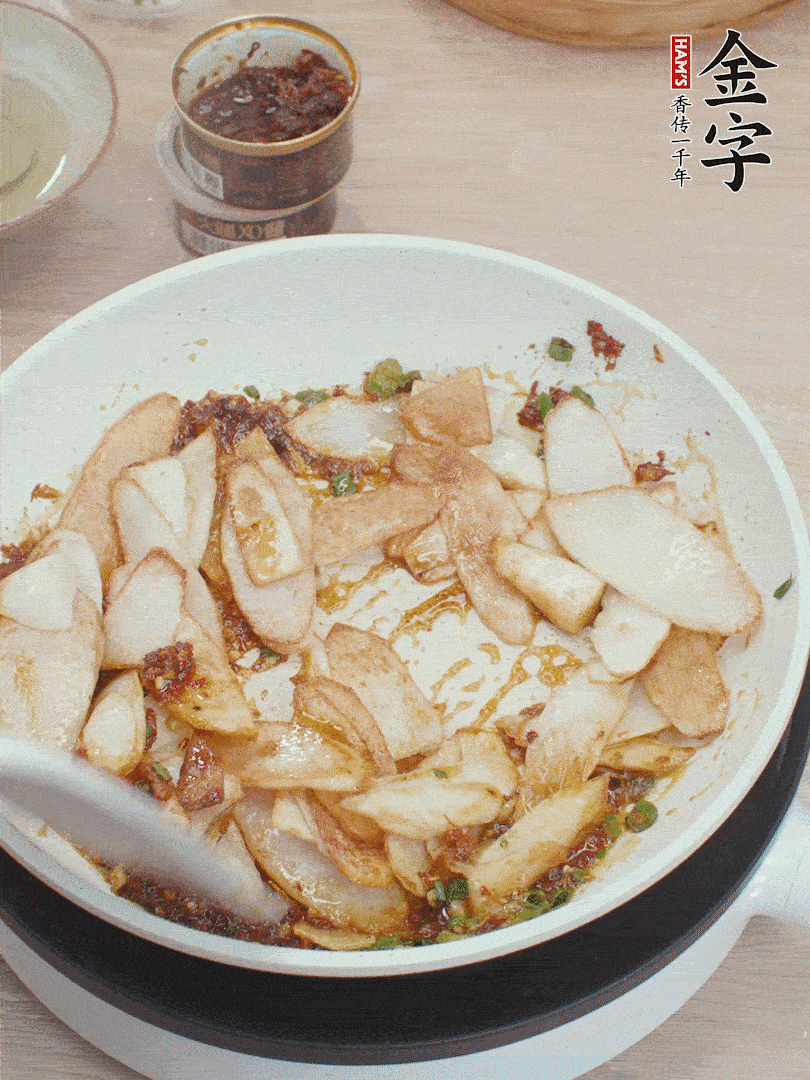 下山藥炒勻，撒蔥花。