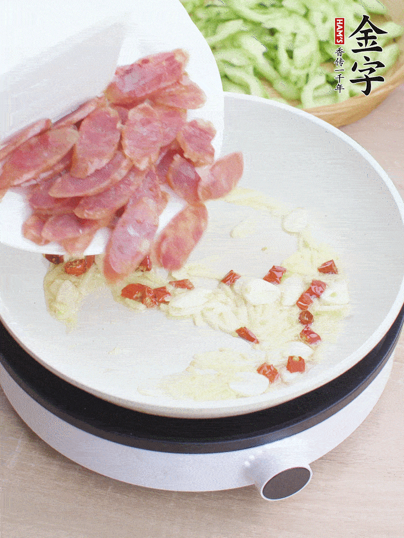 油5成熱時，姜、蒜、辣椒爆香。