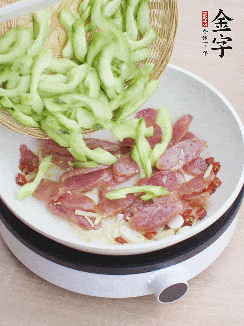 下香腸煸出油脂，放黃瓜翻炒。