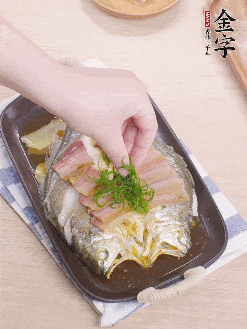 取出姜蔥，淋2勺蒸魚豉油，擺蔥絲。