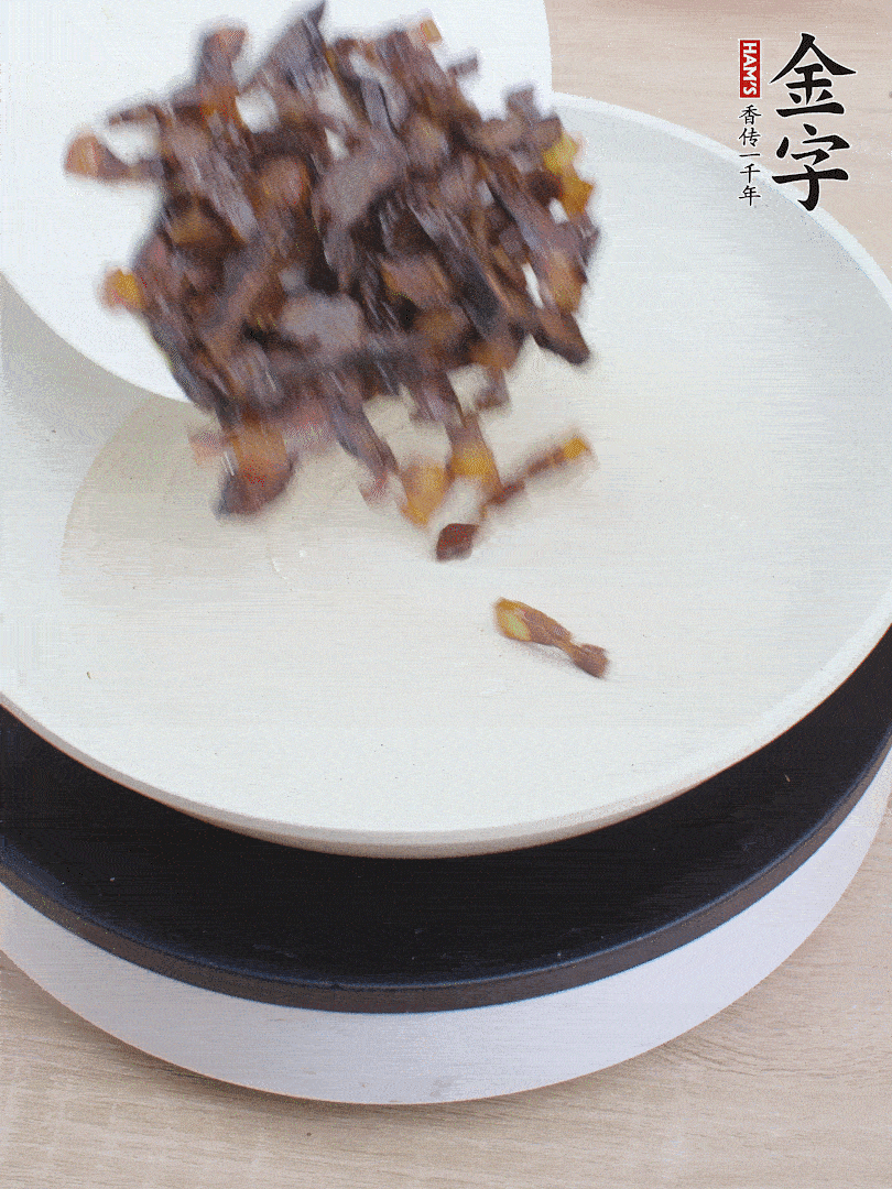 油熱倒醬油肉，編出香味。