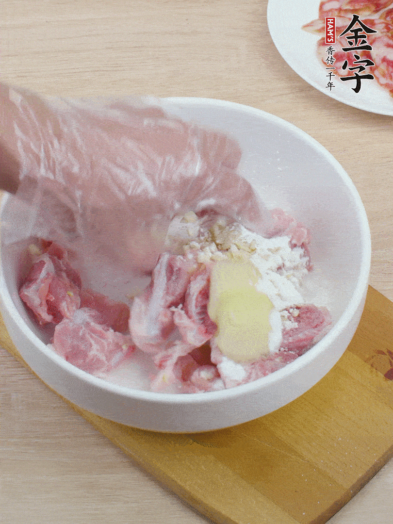 洗凈的小排，加鹽、姜、蒜末、淀粉、胡椒粉抓勻，腌制15分鐘。