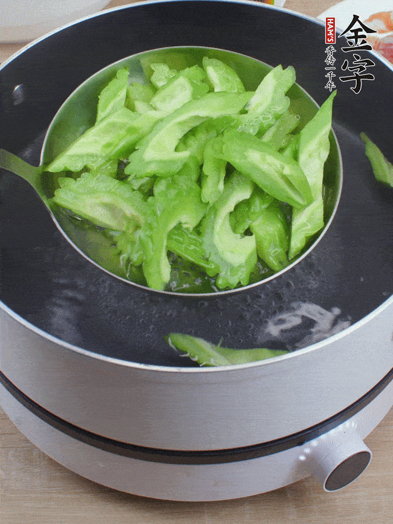 苦瓜去瓤切小塊，開水中加鹽汆燙30秒。