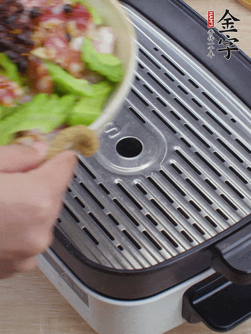 小排、苦瓜、香腸依次碼入，撒上豆豉蒸25分鐘。