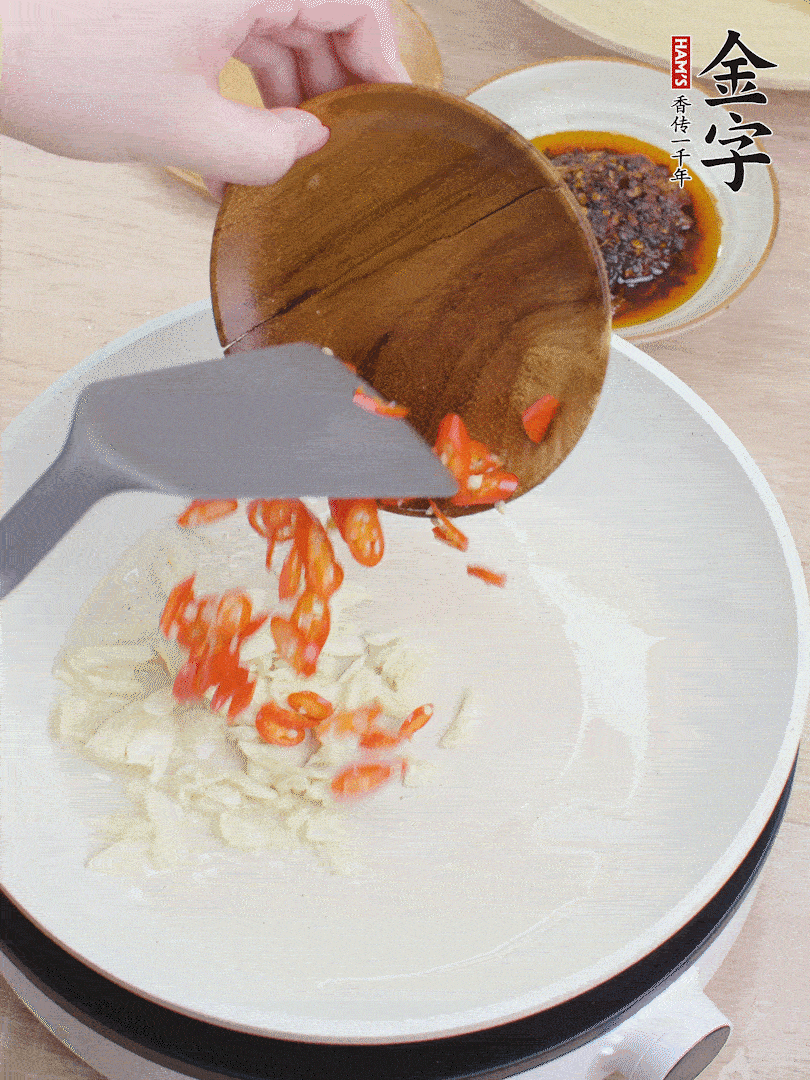 油熱煸香蒜末、辣椒。
