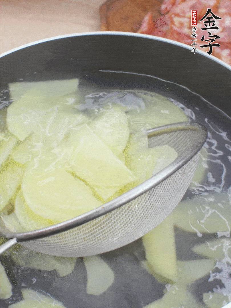 土豆去皮切片，汆燙1分鐘。香腸切薄片。