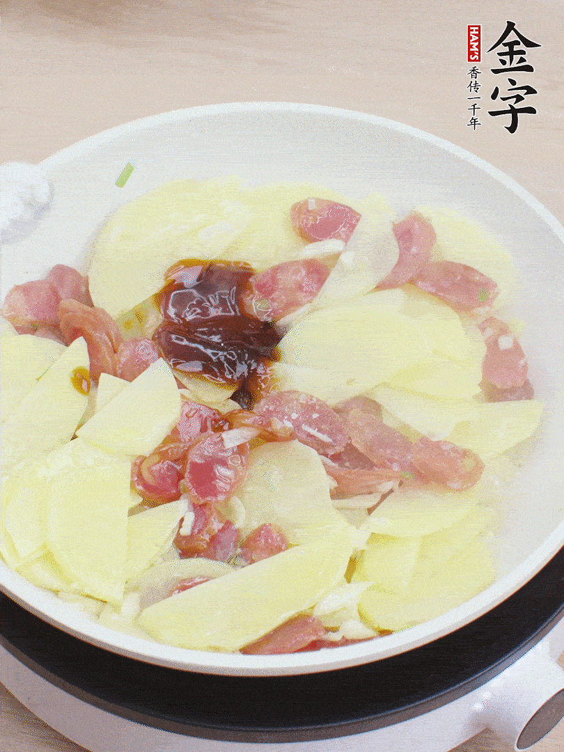 下土豆片，1勺生抽、1勺蠔油、1/3勺鹽、1/3勺糖炒至入味。