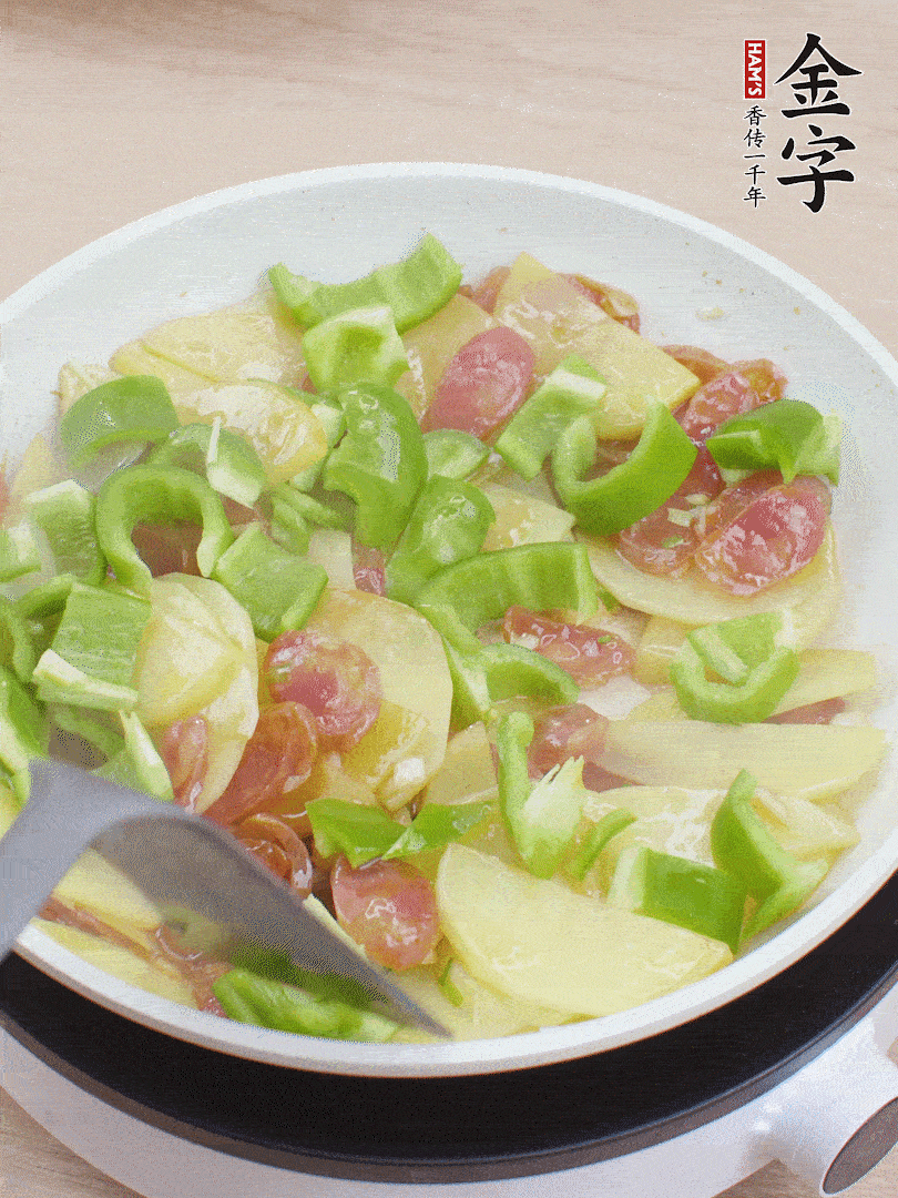 下辣椒翻炒1分鐘。