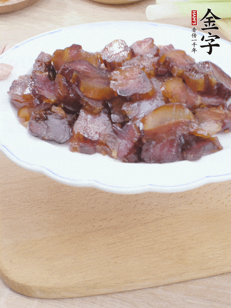 金字醬油肉水煮15分鐘，切薄片。