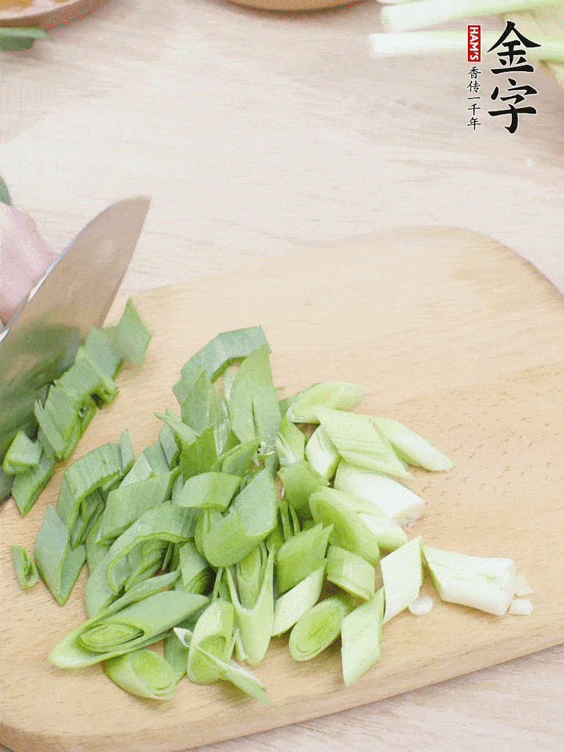 青蒜切段。（蒜白可以拍一下，再斜著切）