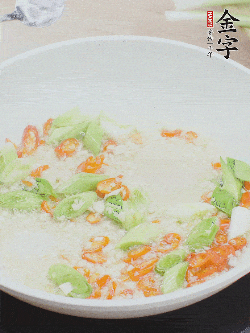 油5成熱時(shí)，下蒜末、辣椒、蒜白煸炒。