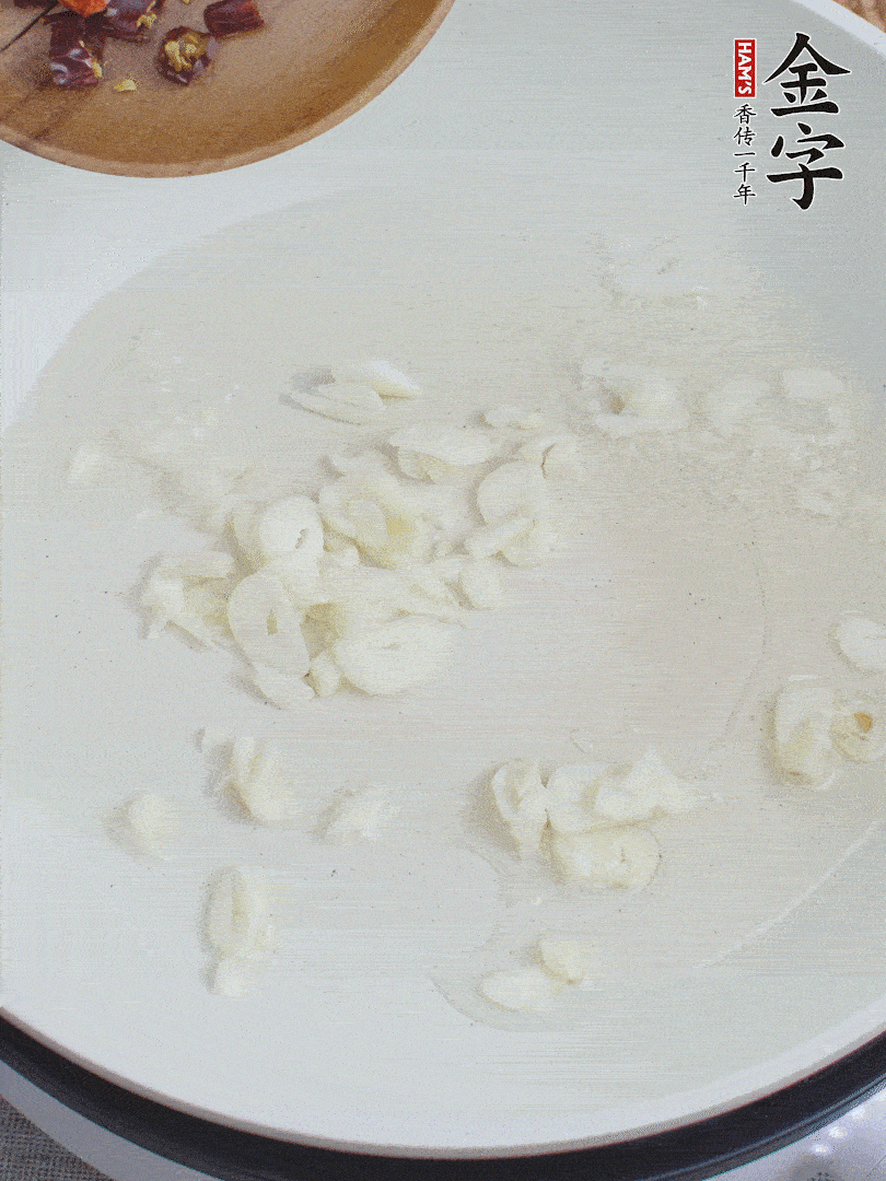 藕去皮，切成1cm見方的丁，放入清水浸泡。美人椒切圈。蒜切成末。