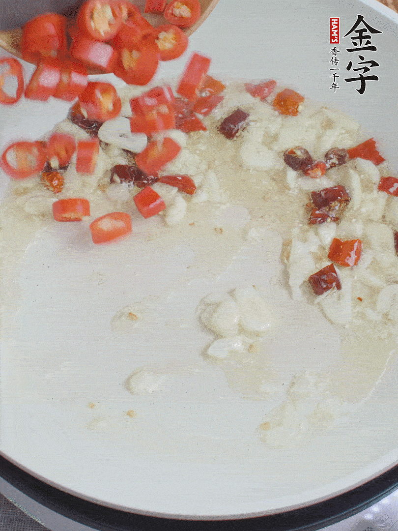 油6成熱，下蒜末、干紅辣椒煸炒，出香味后再放美人椒、香腸。