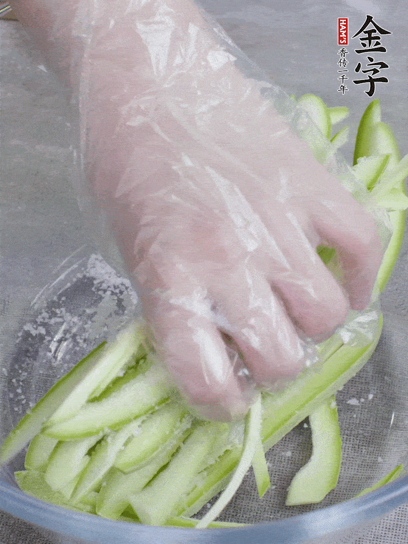 加鹽腌制15分鐘，清洗后擠干水份。