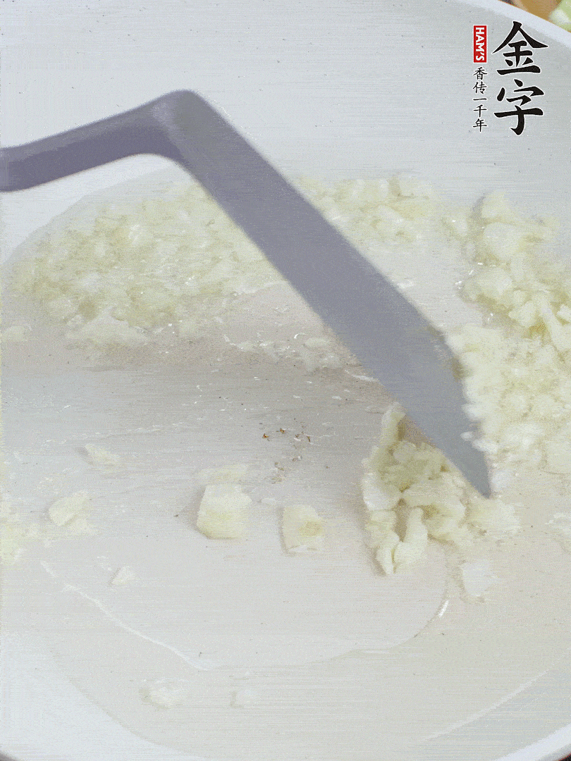 冷鍋熱油，下大蒜煎至兩面微黃。