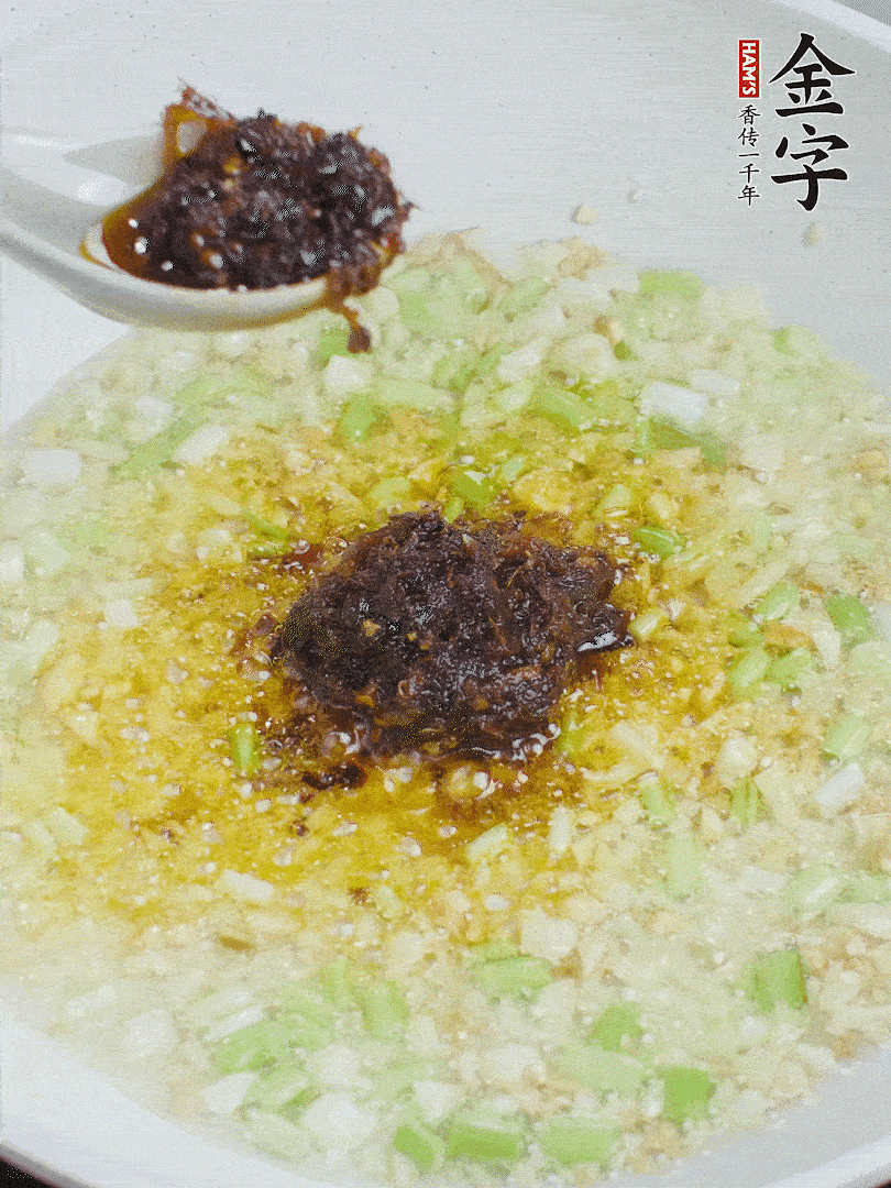 下蔥姜、1大勺金字火腿大師醬爆香。