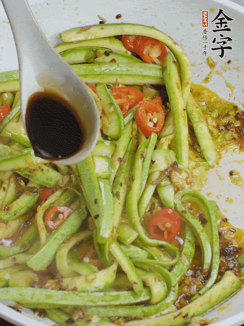 下西葫蘆，加1勺生抽、半勺蠔油、辣椒圈翻炒至斷生。