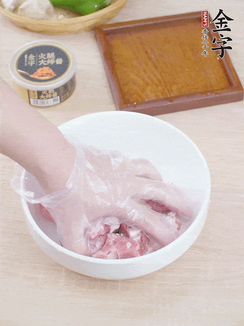 豬小排，加1勺料酒、1勺蠔油、1/3勺白胡椒粉、淀粉，抓拌均勻腌漬30分鐘。青椒去蒂去籽切塊。洋蔥去皮切塊。