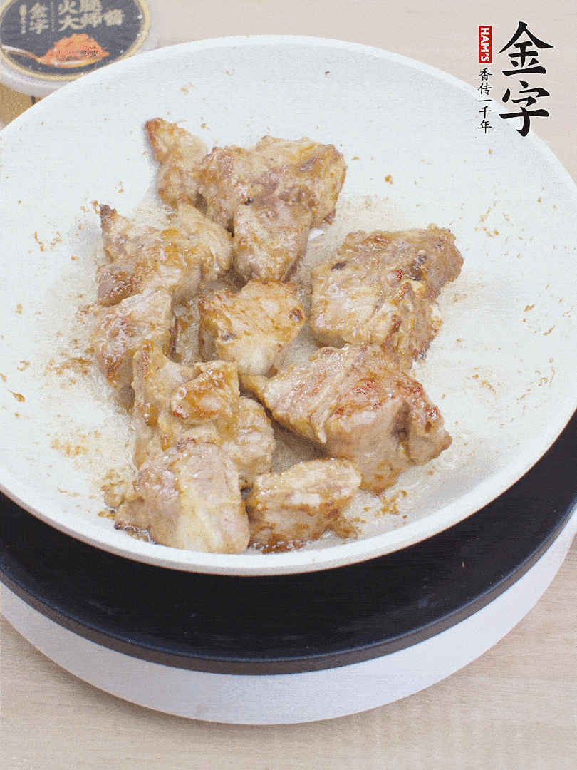 油4成熱，下小排煎炒至邊緣微微發(fā)焦。