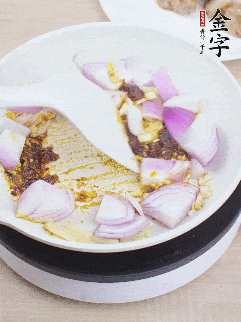 另起一鍋，姜、蒜末、1勺金字火腿大師醬、洋蔥塊炒香。