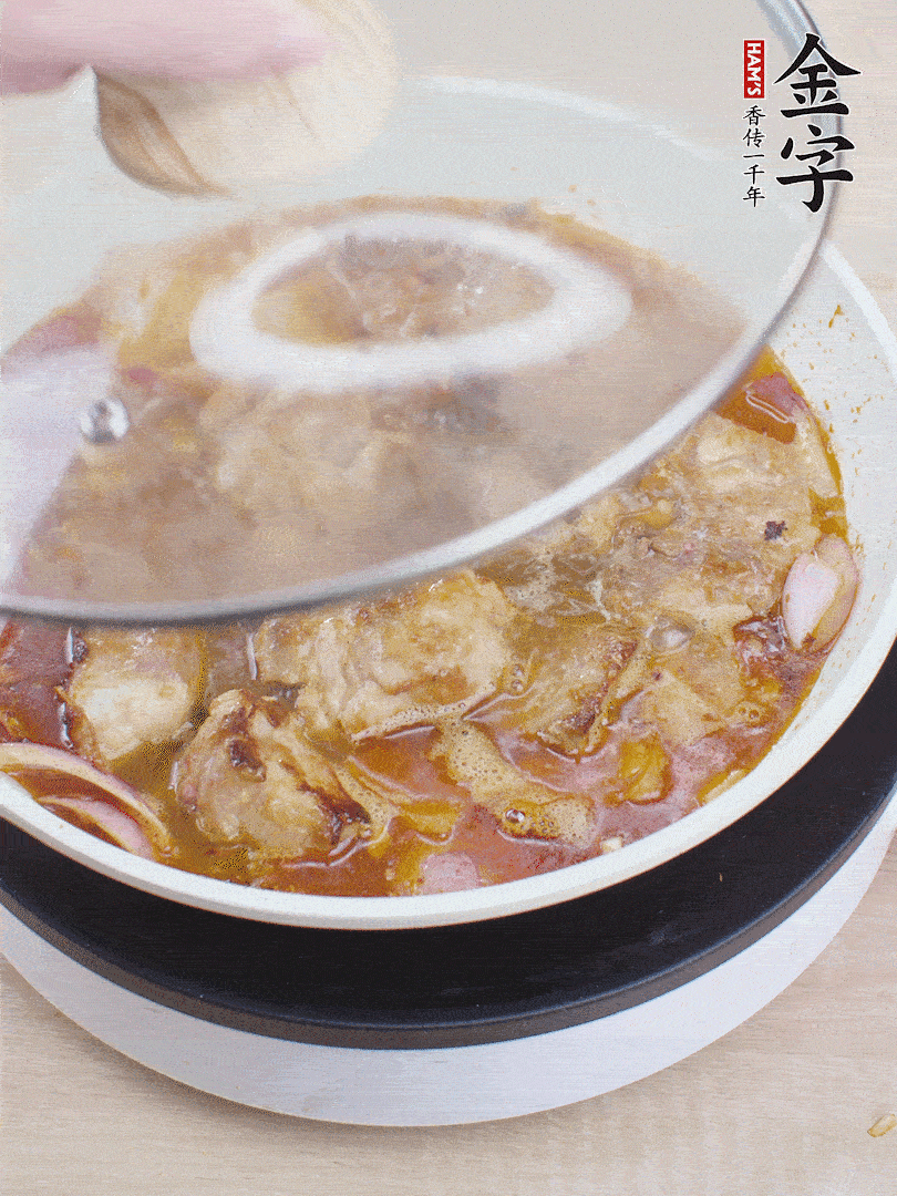 下小排翻炒，加1勺生抽、1點(diǎn)白砂糖和少許水燜2分鐘。