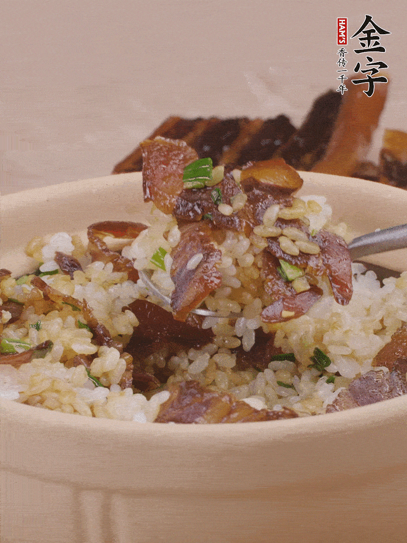 揭蓋后撒點(diǎn)蔥花裝飾，趁熱拌勻。