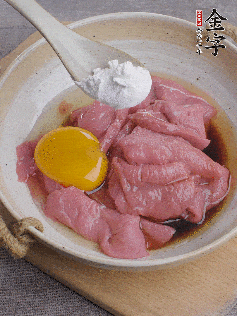 牛肉切片，雞蛋1個、水2勺、料酒1/2勺、生抽1/2勺、生粉1勺腌15分鐘。