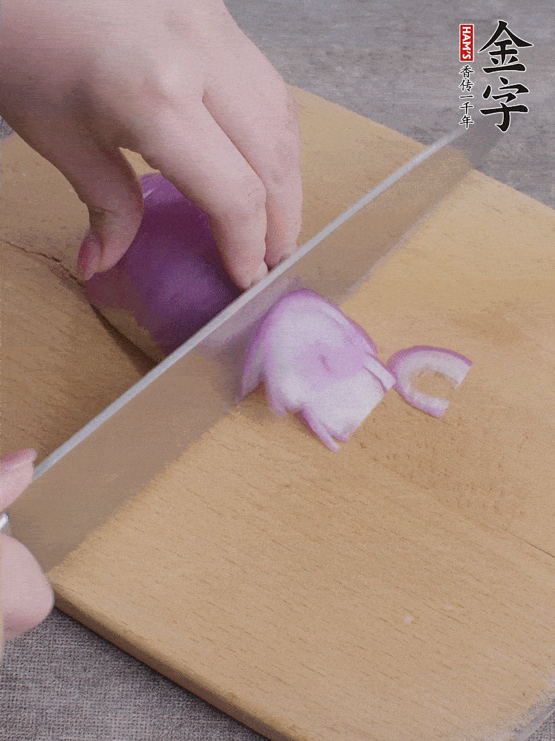 洋蔥切絲、蔥切段。