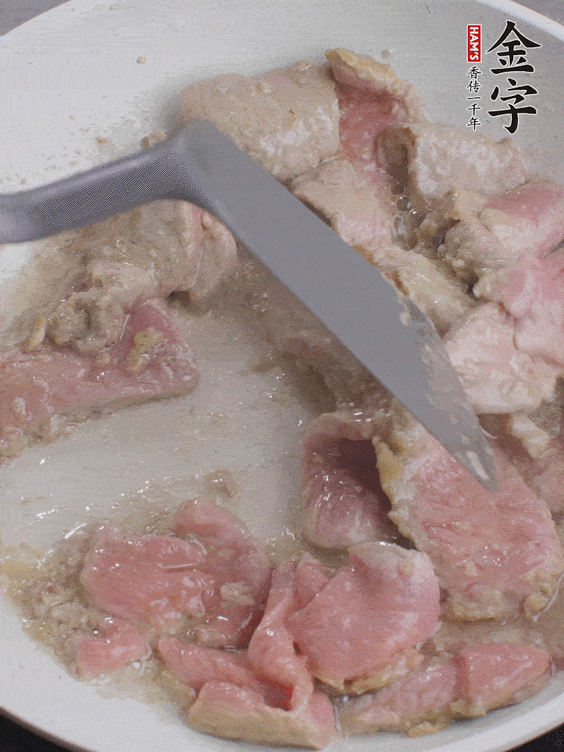 鍋中少油，下牛肉炒至變色。（盛出來）