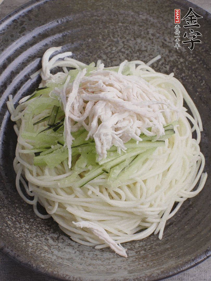 堿水面（熟）倒入大碗中，鋪上黃瓜絲、雞絲。