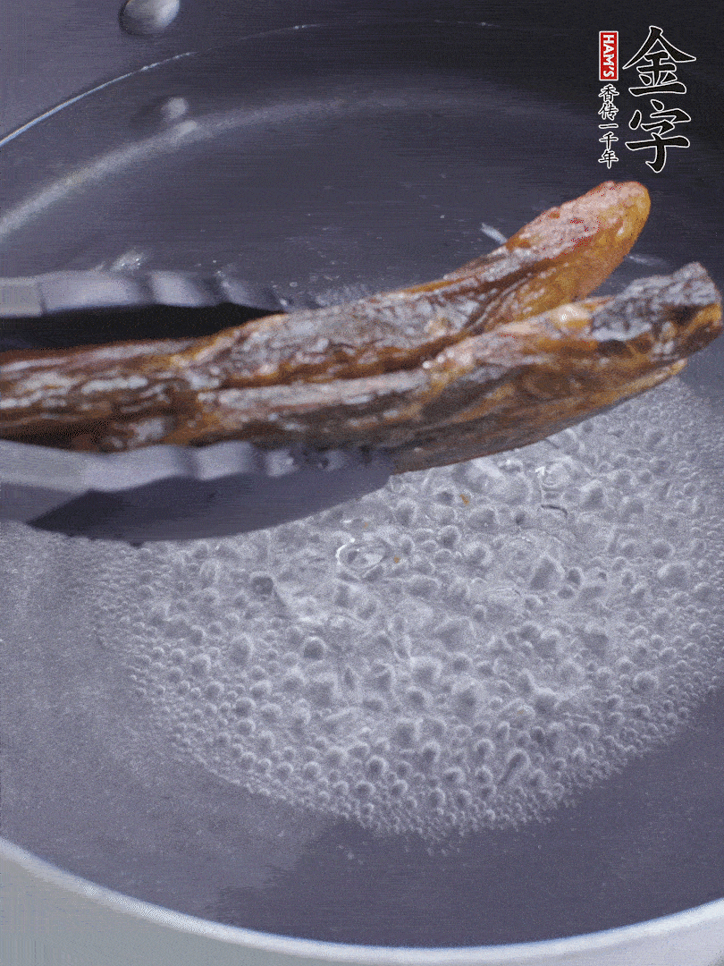 金字醬油肉水煮15分鐘，切薄片。