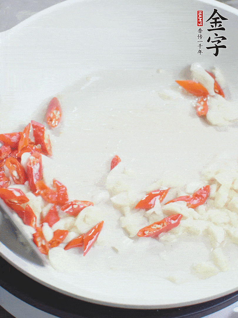 冷鍋熱油，下辣椒、大蒜煸香。