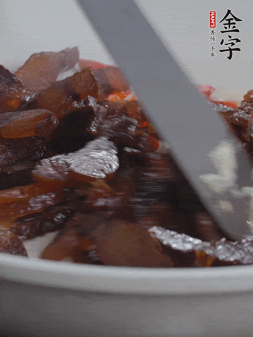 下醬油肉，煸出油脂。