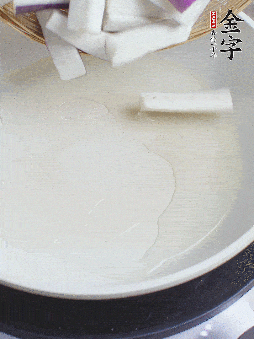 杭茄洗凈去蒂，縱向剖成4份，切成長10cm左右的段。白洋蔥切絲。口蘑洗凈去掉柄。紅椒切菱形片。