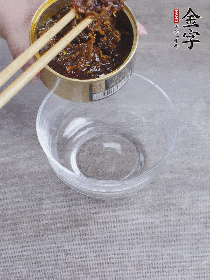 金字火腿大師醬2勺、醬油1勺、白砂糖1/2勺調(diào)勻。