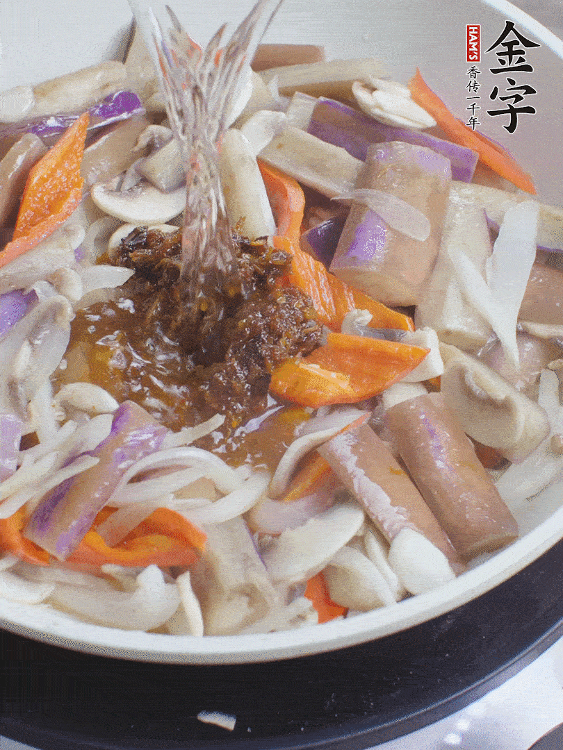 下茄子、口蘑，淋入料汁，加熱水份收干。