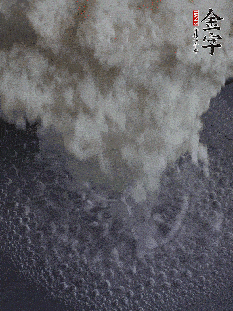 浸泡好的大米，沸水下鍋煮5分鐘，撈出瀝干。