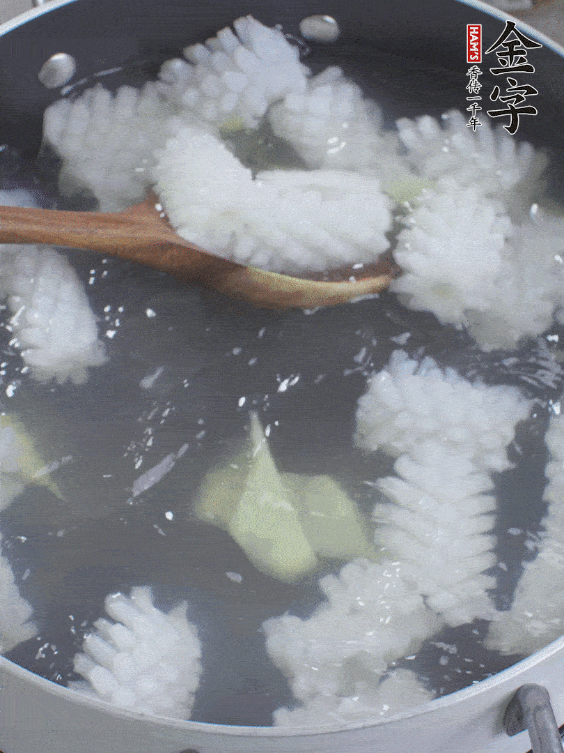 魷魚解凍后，加姜片、料酒汆燙30秒。