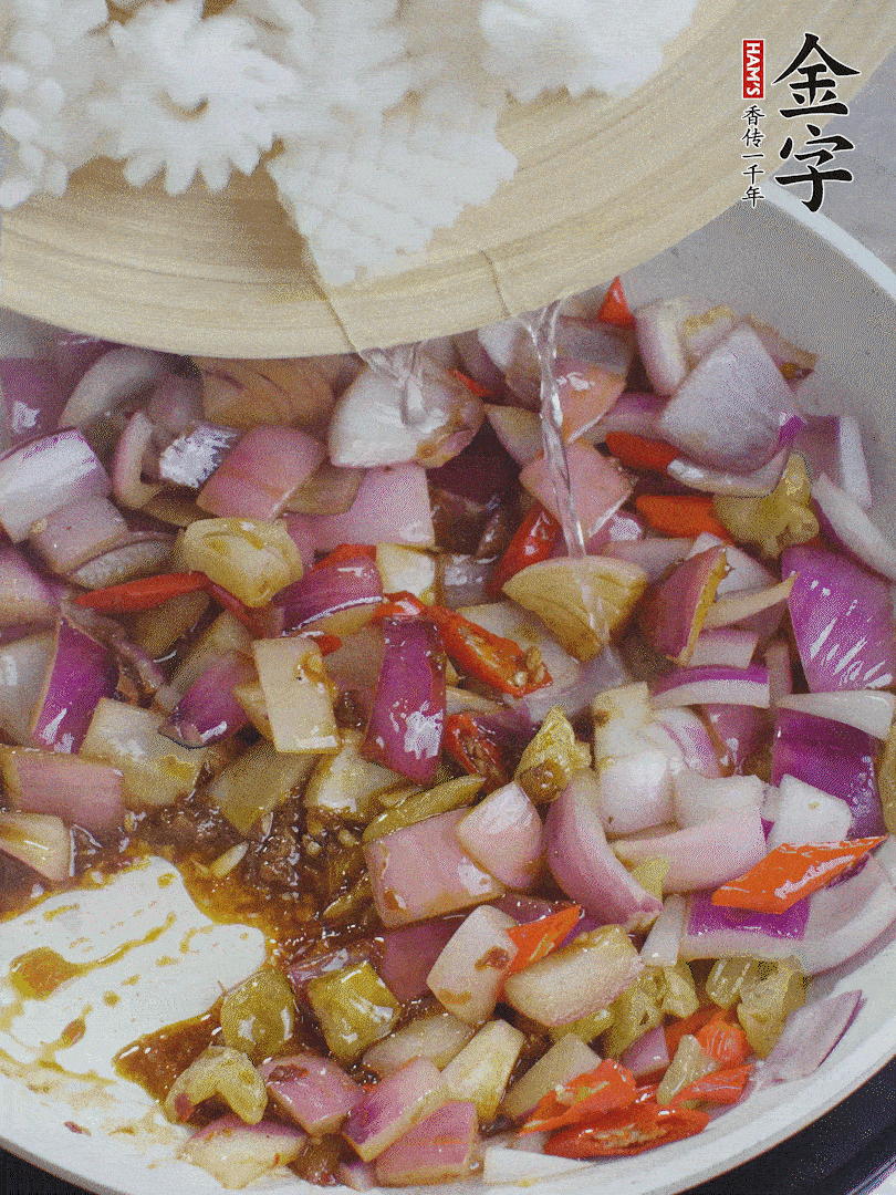 下魷魚花，2勺料酒炒勻。