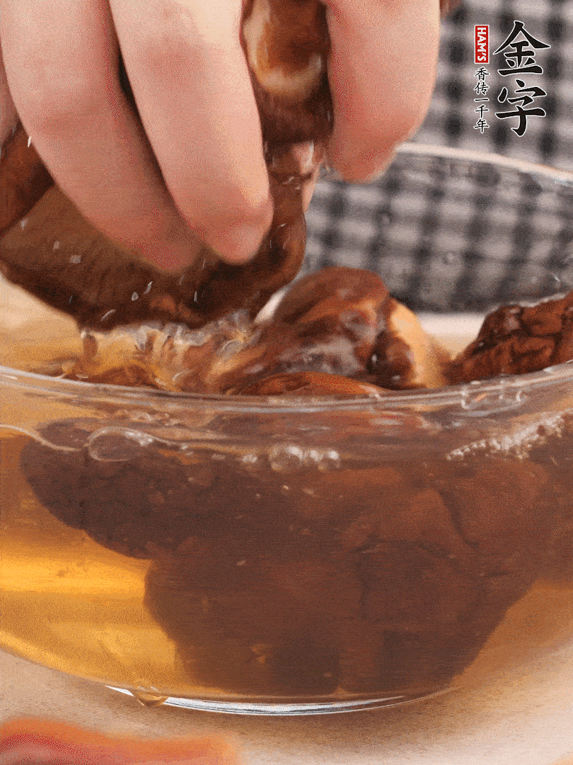 干香菇溫水泡發(fā)，去蒂洗凈切十字。