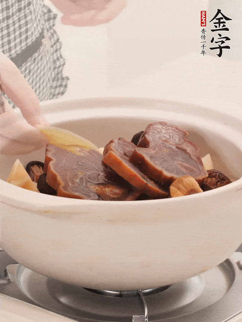 火腿、蓮藕、香菇放入砂鍋，加2片姜片，加水沒過1指。