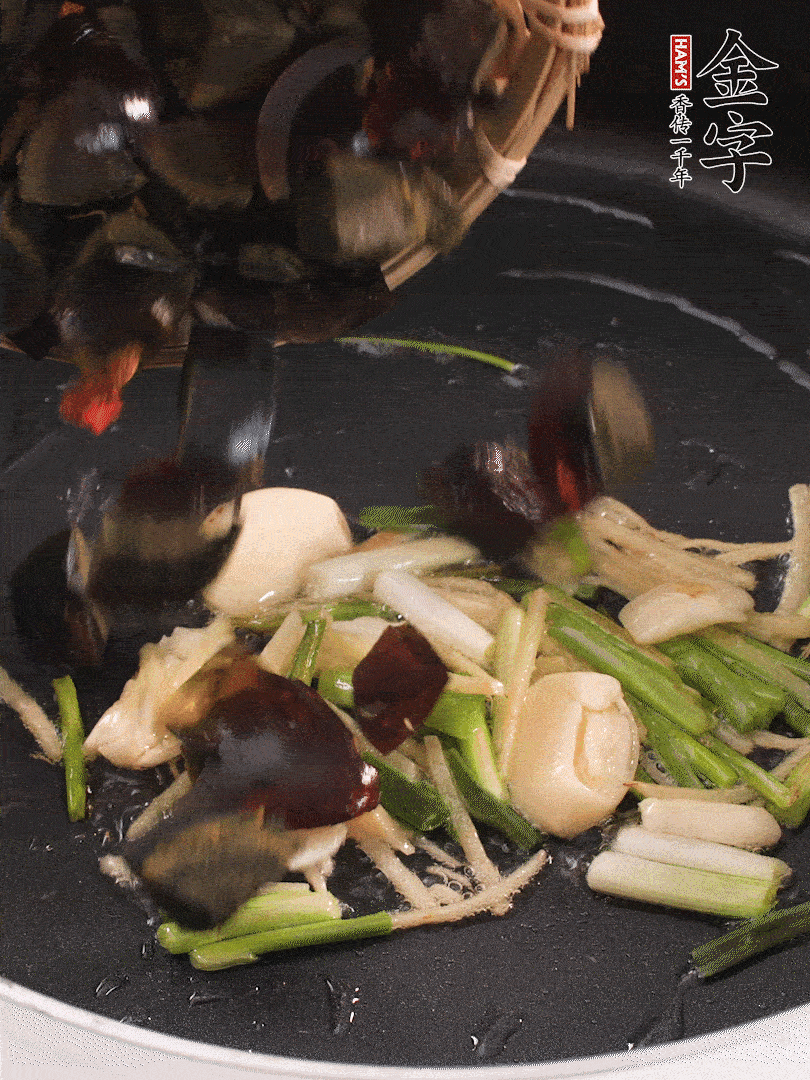 熱油爆香蔥姜，放入皮蛋翻炒至氣泡。