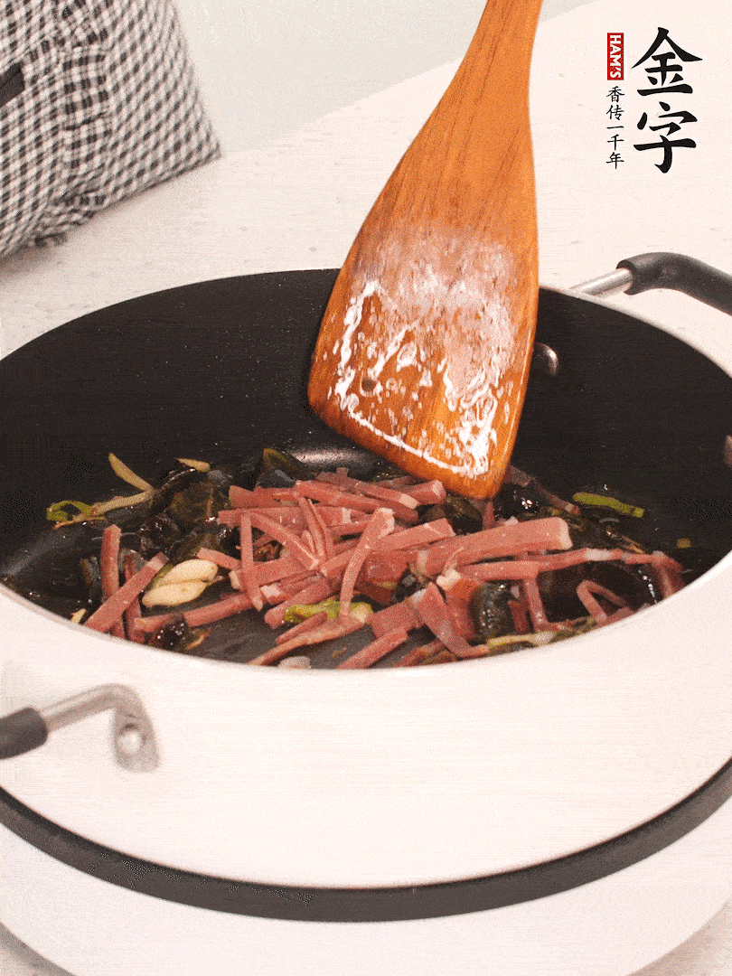 加入火腿煸炒一會，倒入開水燉煮15分鐘。