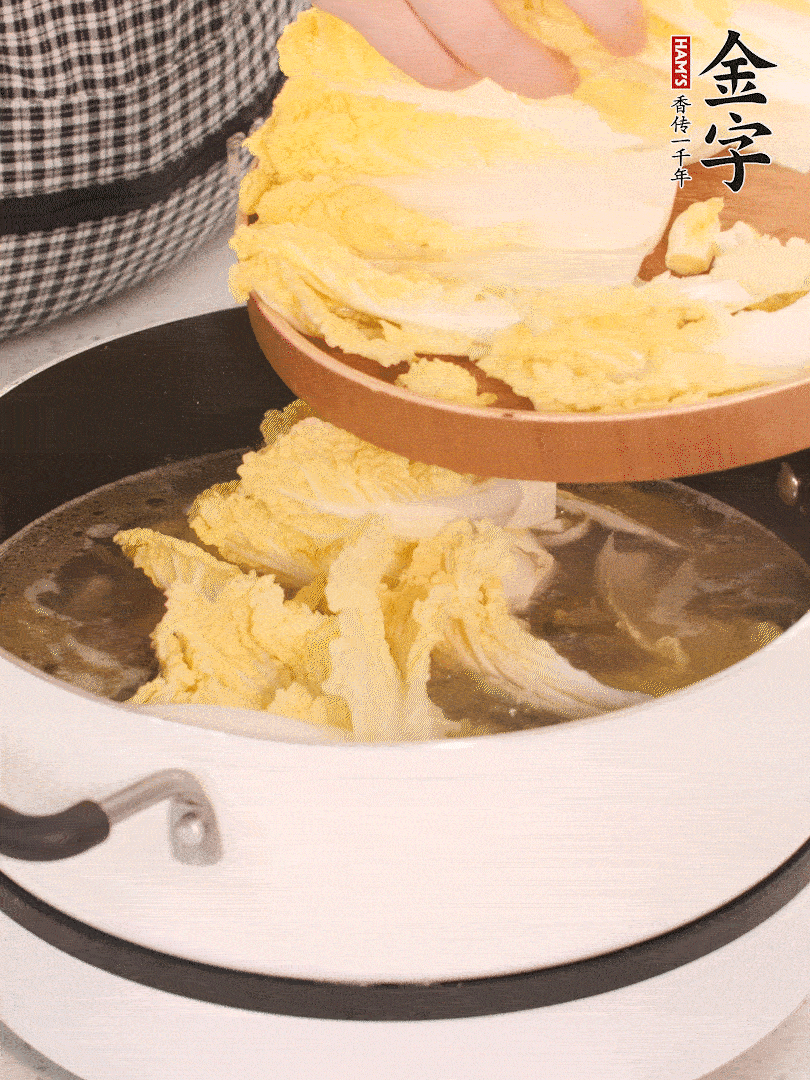 放入娃娃菜、金針菇再燉煮5分鐘。