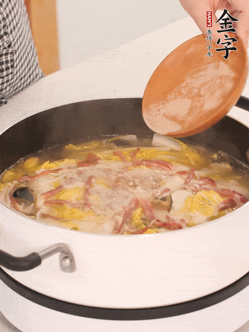 加適量的白胡椒調味。