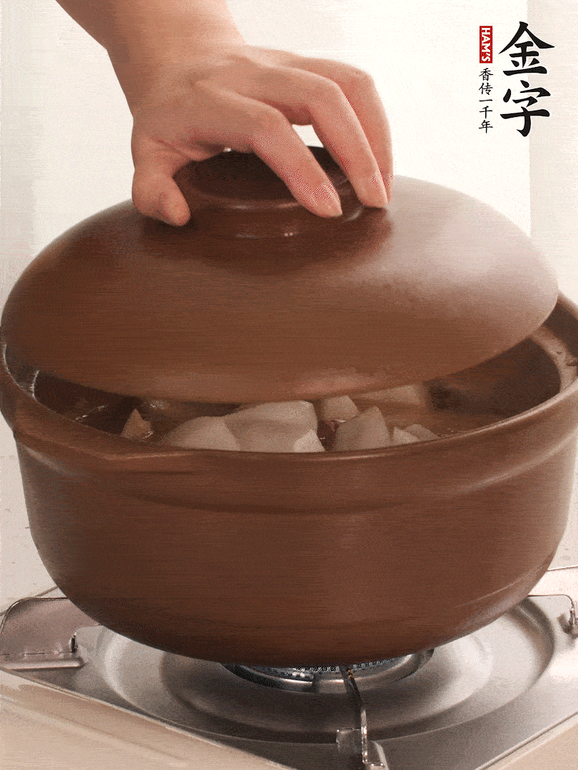 倒沒過食材的熱水，大火燒開。蓋上蓋子轉(zhuǎn)中小火，燉15-20分鐘。等蘿卜煮到喜歡的軟爛度就可以關(guān)火。