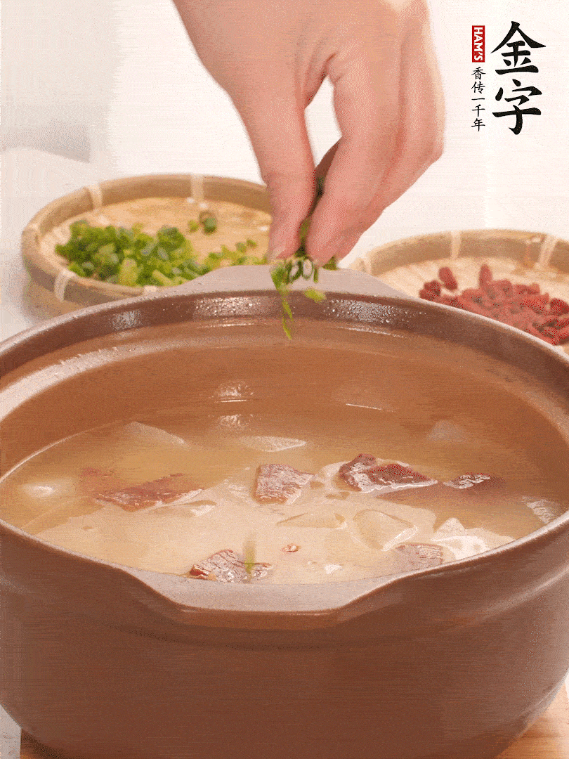 最后點綴點小蔥花、枸杞，增色提味。