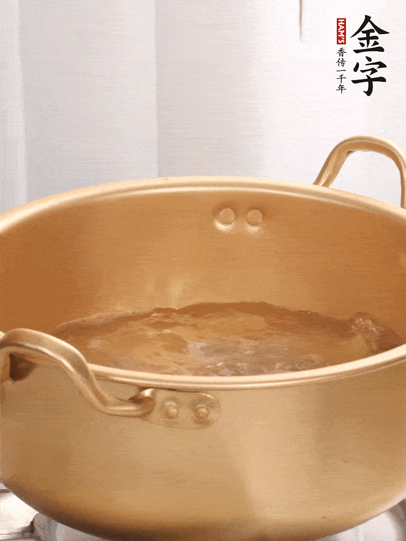 排骨加姜片、料酒，冷水下鍋焯水，撇去浮沫。