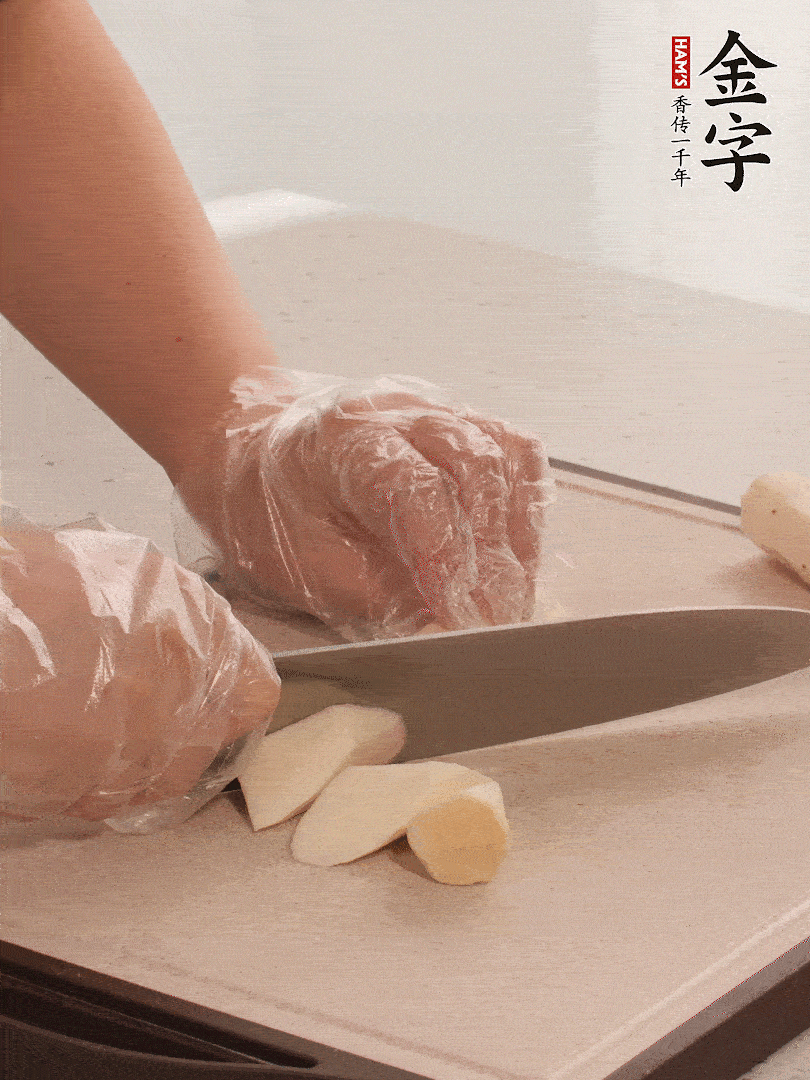 鐵棍山藥洗凈削皮，切斜刀塊。